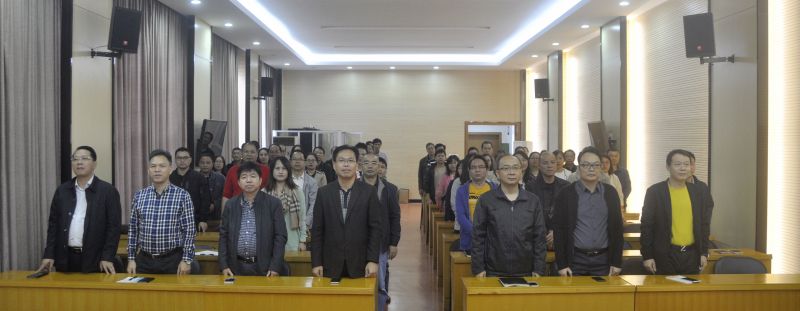 001在威武雄壮的国歌声中，，，，，，，全体党员职工起立致敬.jpg