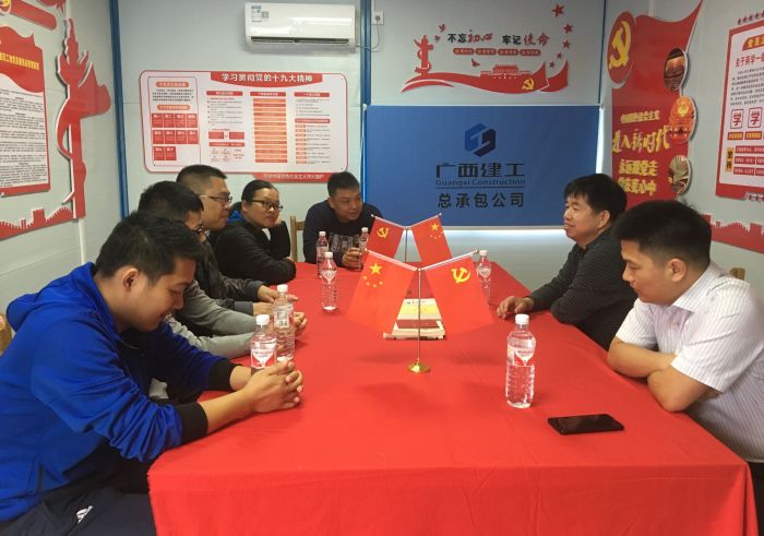 岑廷义指导分公司和项目部开展党EVO视讯作 贺勇 摄1.jpg