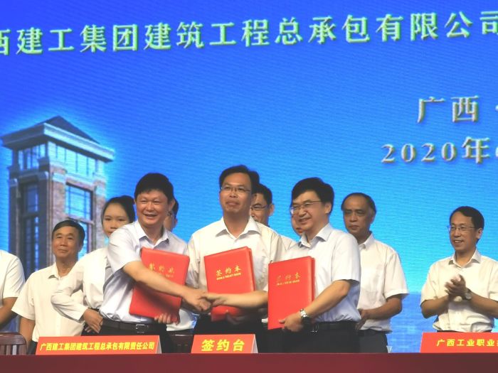 签约现场。。。。。。。 王瑾贞 摄.jpg