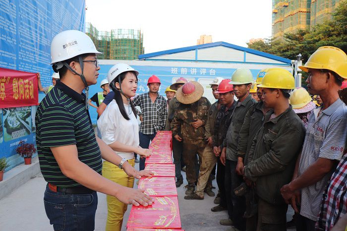 梁思赫慰问农民工。。。。。 唐霞 摄.JPG