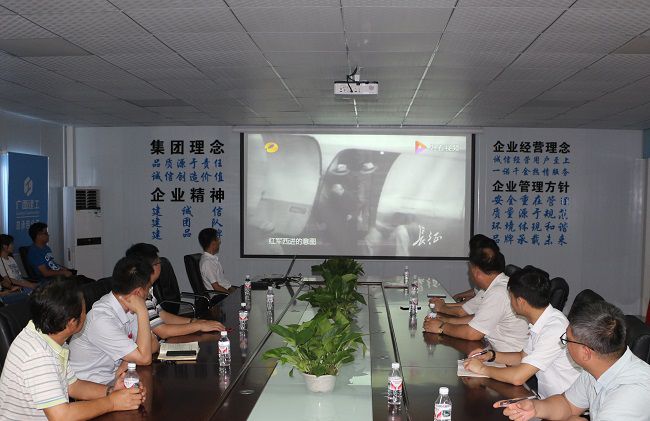 主题党日运动观影现场。。。。。张钊林 摄（修图）.jpg