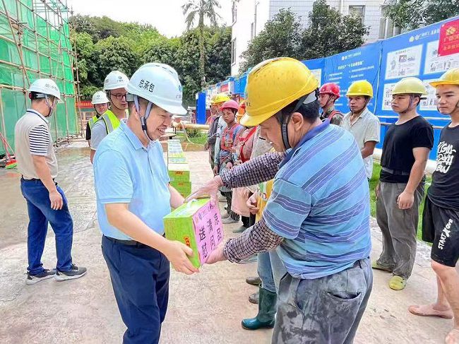 岑廷义为一线工人发放清凉饮品。。。。。 谢秋云 摄（650图）.jpg
